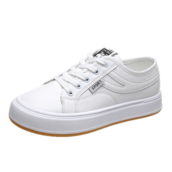 Γυναικεία αθλητικά παπούτσια με επίπεδη σόλα σε λευκό χρώμα