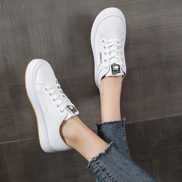 Γυναικεία αθλητικά παπούτσια με επίπεδη σόλα σε λευκό χρώμα