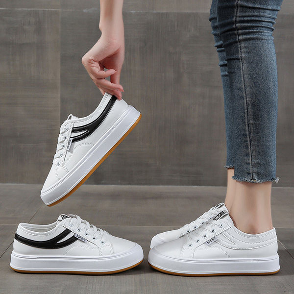 Γυναικεία αθλητικά παπούτσια με επίπεδη σόλα σε λευκό χρώμα