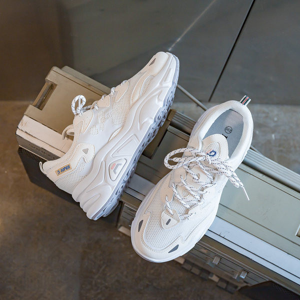 Ženske tenisice s grubim đonom i natpisom