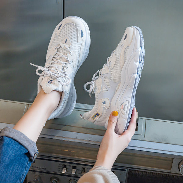 Ženske tenisice s grubim đonom i natpisom