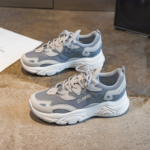 Ženske tenisice s grubim đonom i natpisom