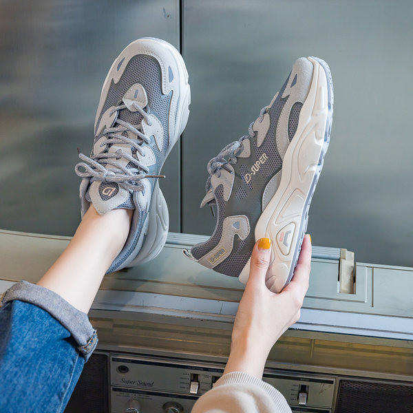 Ženske tenisice s grubim đonom i natpisom