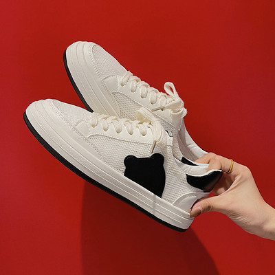 Sieviešu kedas ar aplikāciju un saitēm divās krāsās