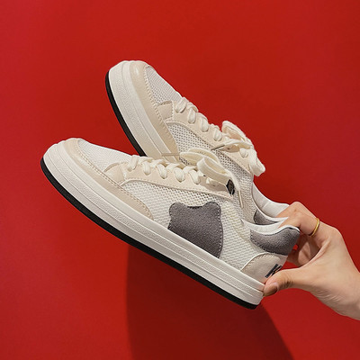 Sieviešu kedas ar aplikāciju un saitēm divās krāsās