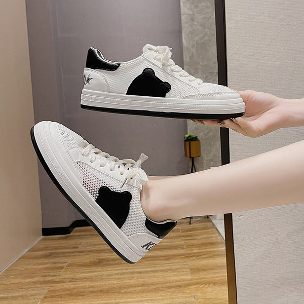 Sieviešu kedas ar aplikāciju un saitēm divās krāsās