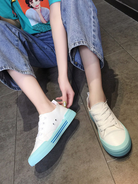 Naiste tekstiilist värvilise lameda tallaga tossud