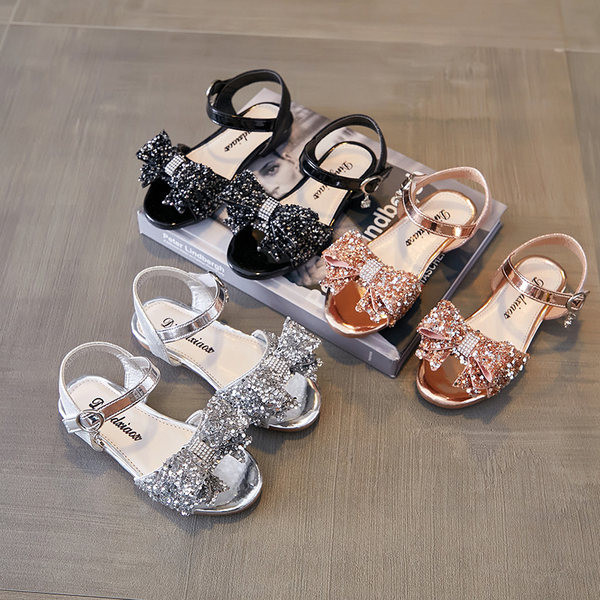 Μοντέρνα παιδικά γυαλιστερά σανδάλια με κορδέλα