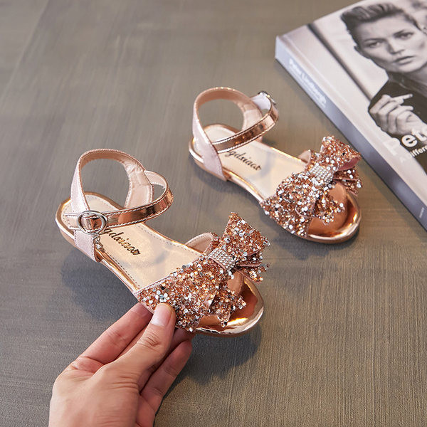 Μοντέρνα παιδικά γυαλιστερά σανδάλια με κορδέλα