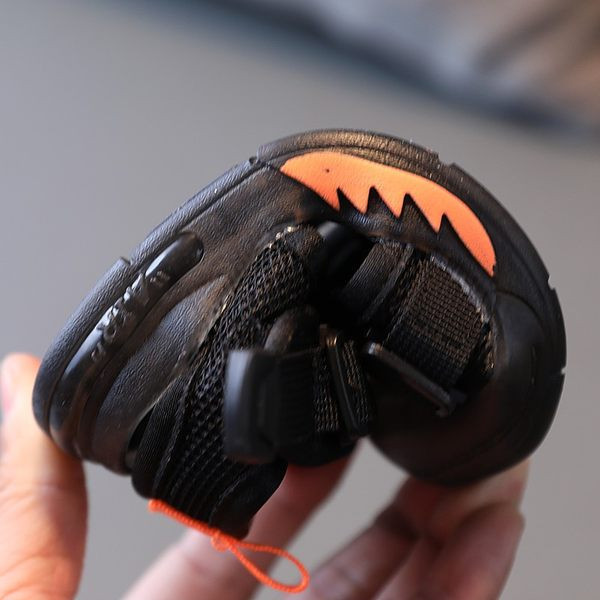 Jauns bērnu sandaļu modelis ar mīkstu gaismas zoli un velcro aizdari