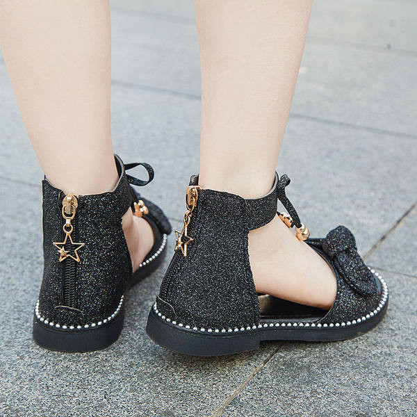 Ökoseemisnahast ja dekoratiivkividest valmistatud laste sandaalid