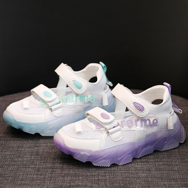 Jauna modeļa vasaras sandales no tīklveida auduma un uzlīmēm