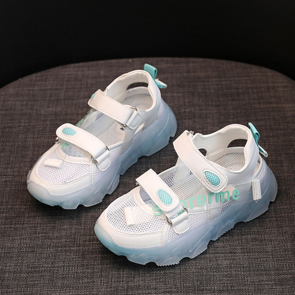 Jauna modeļa vasaras sandales no tīklveida auduma un uzlīmēm