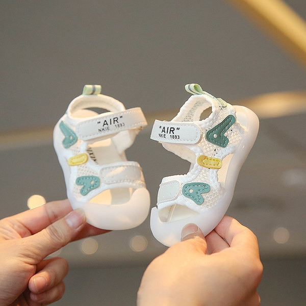 Värvilise kirjaga laste vabaajajalatsid