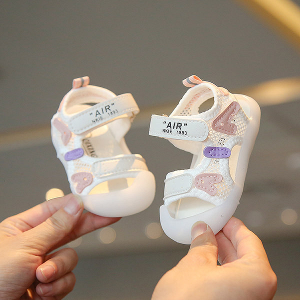 Värvilise kirjaga laste vabaajajalatsid