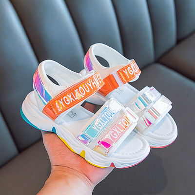 Jauns vasaras sandaļu modelis ar velcro un spīdīgu efektu