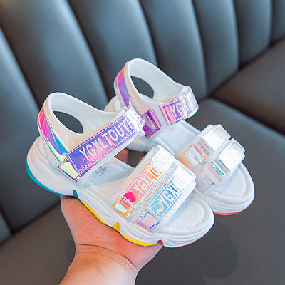 Jauns vasaras sandaļu modelis ar velcro un spīdīgu efektu