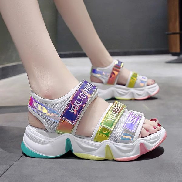 Jauns vasaras sandaļu modelis ar velcro un spīdīgu efektu