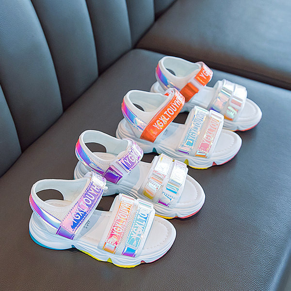 Jauns vasaras sandaļu modelis ar velcro un spīdīgu efektu