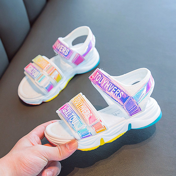 Jauns vasaras sandaļu modelis ar velcro un spīdīgu efektu