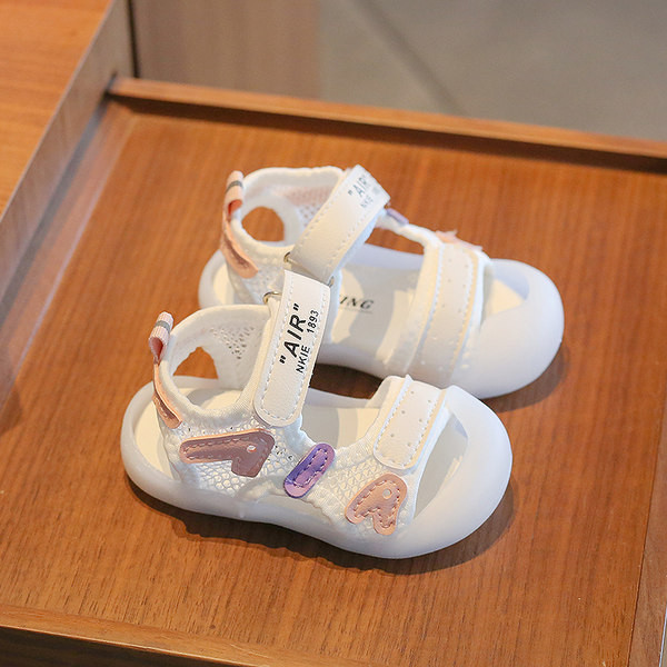 Παιδικά παπούτσια με πολύχρωμη επιγραφή κατάλληλη για κορίτσια