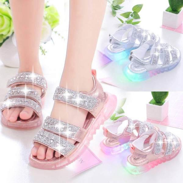 Takjakinnitusega ja dekoratiivkividega laste sandaalid