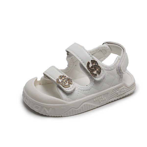 Kleebiste ja metallist kaunistusega laste kunstnahast sandaalid