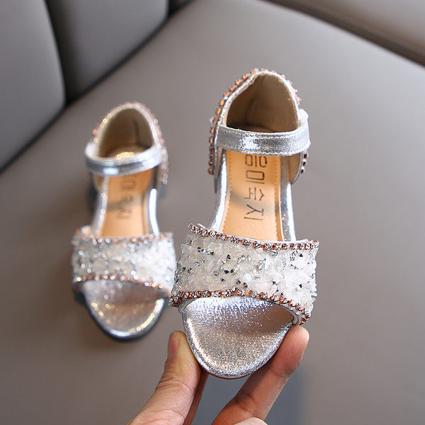 Bērnu sandales ar plakanām zolēm un akmeņiem