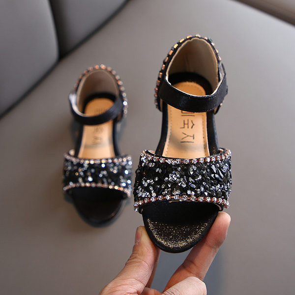 Bērnu sandales ar plakanām zolēm un akmeņiem