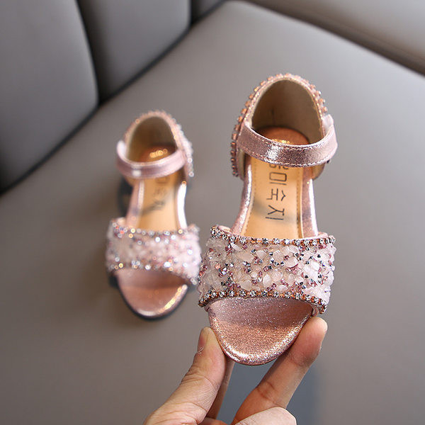 Bērnu sandales ar plakanām zolēm un akmeņiem