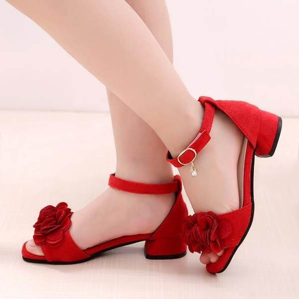 Vaikiškos basutės su velcro užsegimu ir metaliniu elementu