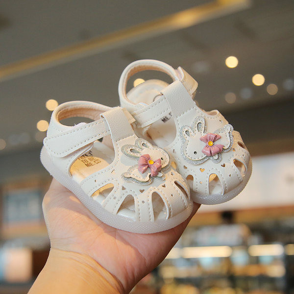 Kahes värvitoonis kleebistega nahast laste sandaalid