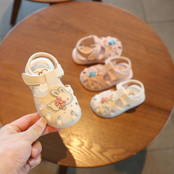 Kahes värvitoonis kleebistega nahast laste sandaalid