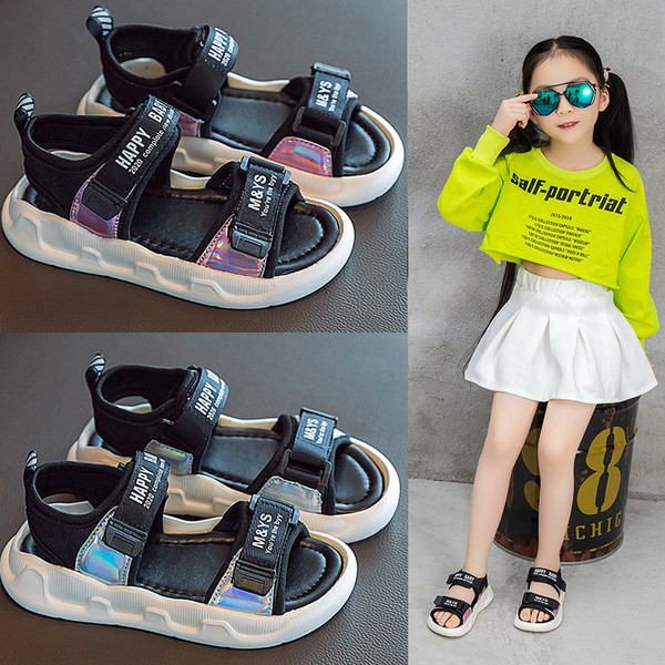 Καλοκαιρινά σανδάλια νέου μοντέλου με λουράκια και τραχιά σόλα