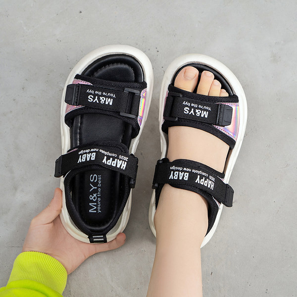 Καλοκαιρινά σανδάλια νέου μοντέλου με λουράκια και τραχιά σόλα