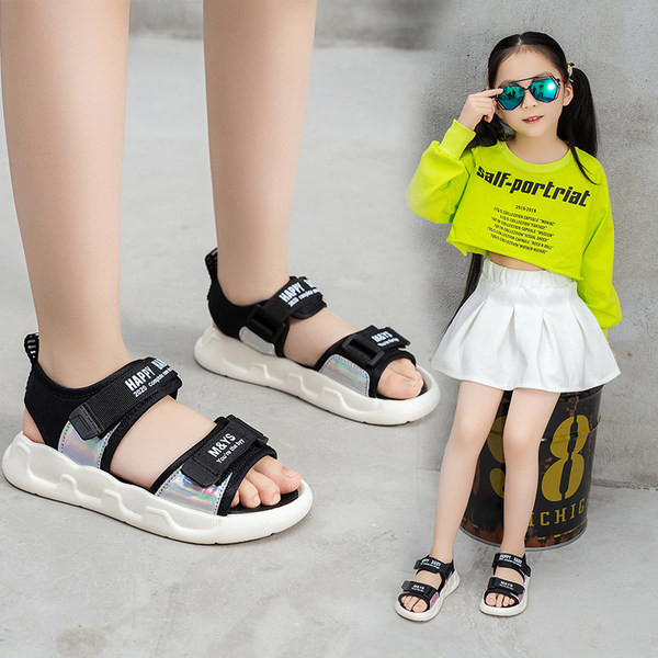 Καλοκαιρινά σανδάλια νέου μοντέλου με λουράκια και τραχιά σόλα