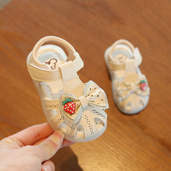 Laste kunstnahast paelaga sandaalid