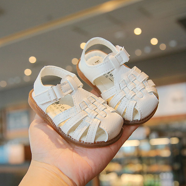 Tüdrukutele sobivad laste kunstnahast sandaalid