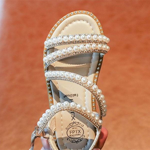 Dječje ležerne sandale od umjetne kože s kopčom i perlama