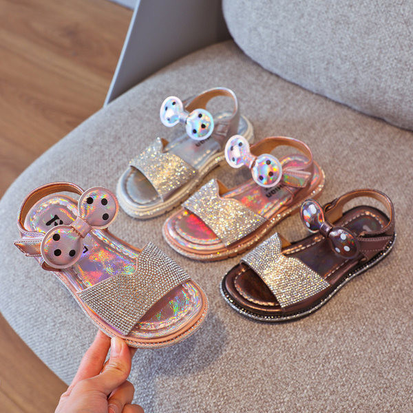 Παιδικά γυαλιστερά σανδάλια με κορδέλα και velcro