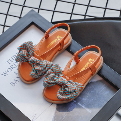 Laste ümarad nahast rihmade ja paelaga sandaalid