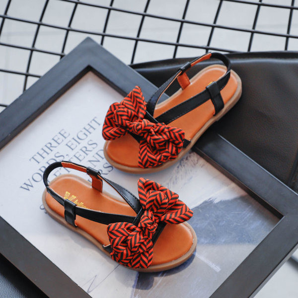 Laste ümarad nahast rihmade ja paelaga sandaalid