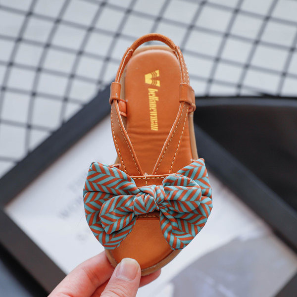 Laste ümarad nahast rihmade ja paelaga sandaalid