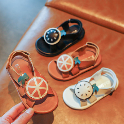 Takjakinnitusega ja 3D kaunistusega laste sandaalid