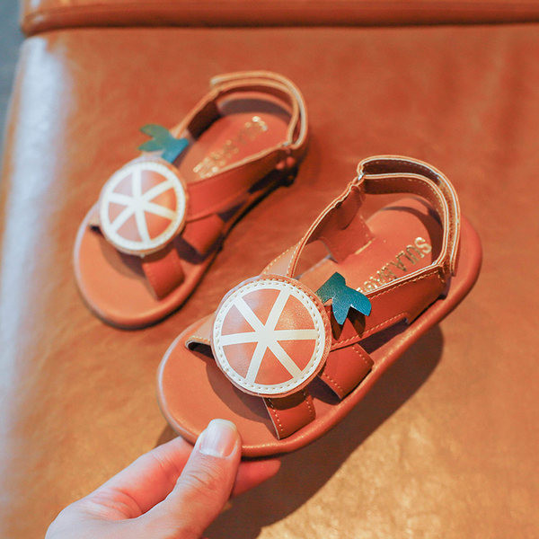 Takjakinnitusega ja 3D kaunistusega laste sandaalid