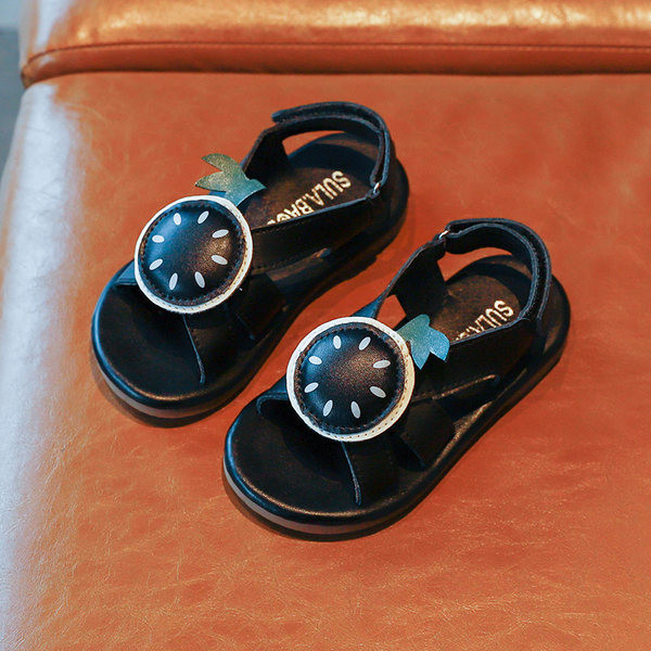 Takjakinnitusega ja 3D kaunistusega laste sandaalid