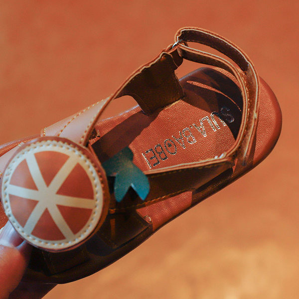 Takjakinnitusega ja 3D kaunistusega laste sandaalid