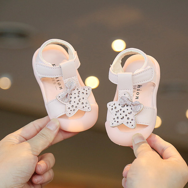 Παιδικά σανδάλια με λουράκια βελκρό σε λευκό και ροζ  χρώμα για κορίτσια