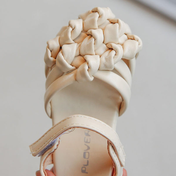 Laste nahast sandaalid plaastrite ja lameda tallaga