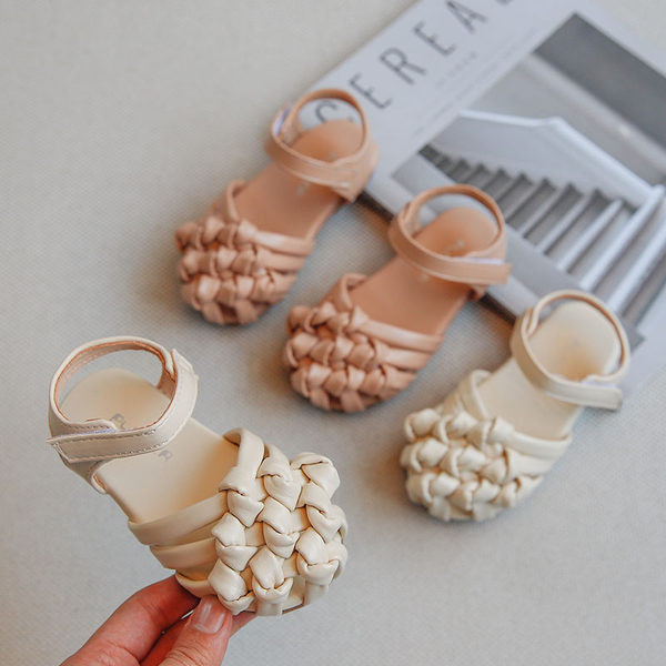 Laste nahast sandaalid plaastrite ja lameda tallaga